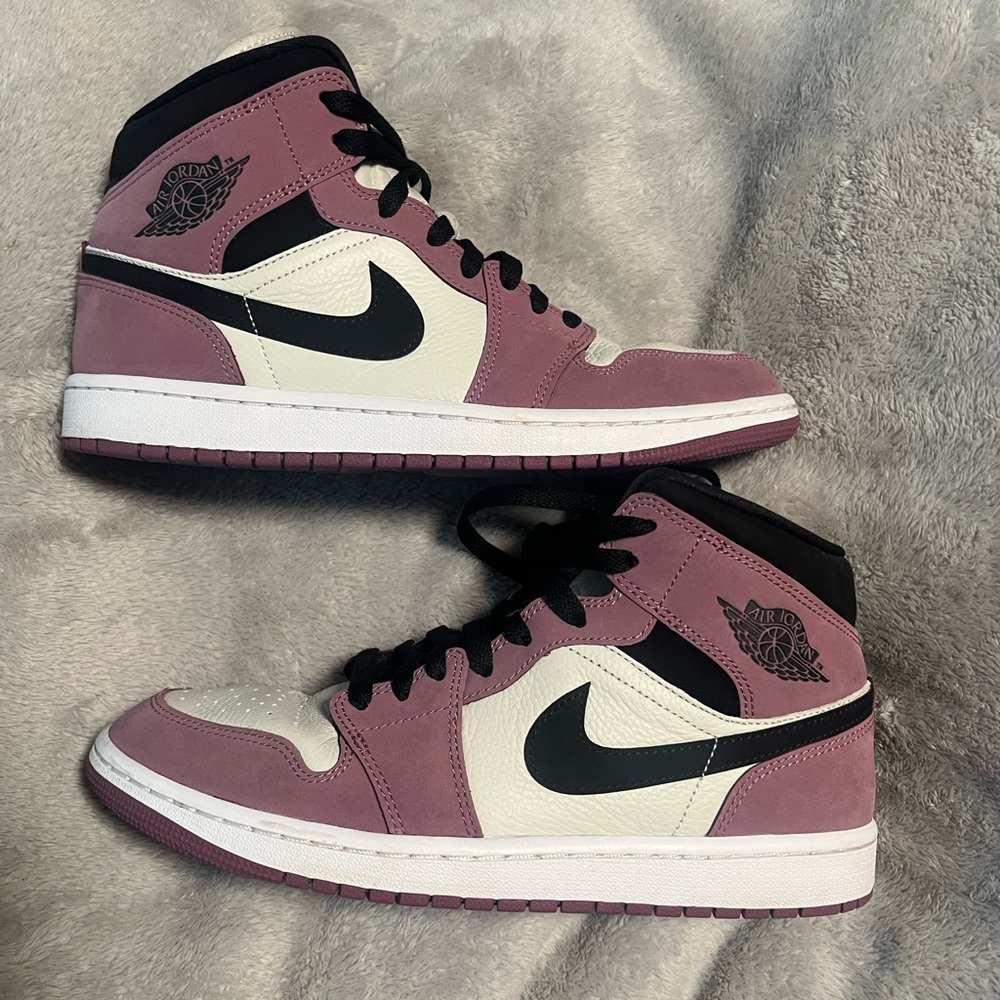 Nike Air Jordan 1 Mid SE Berry Pink Mulberry Womens Size 10